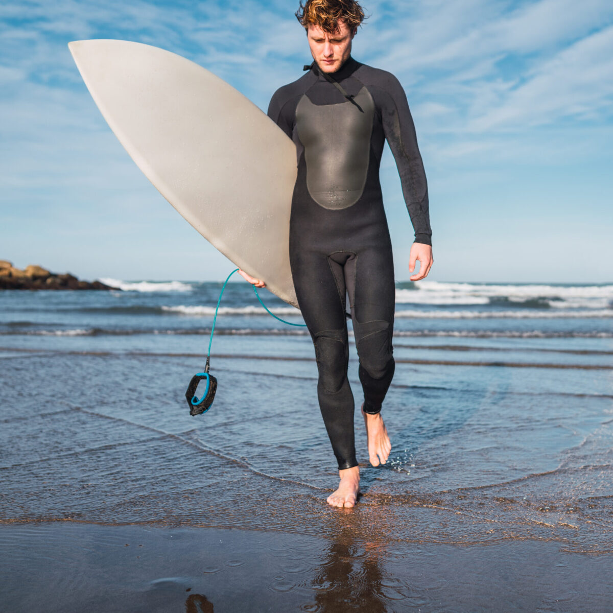 Surfer leaving the water with surfboard under his arm. "АРГОН-385" - надувной двухместный пак-каяк из ПВХ для экспедиций